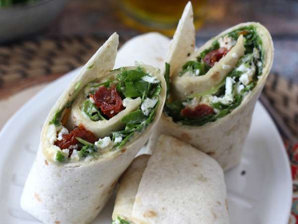 Средиземноморска обвивка, пълнена с хумус, рукола, чушки и фета - Подготовка стъпка 5