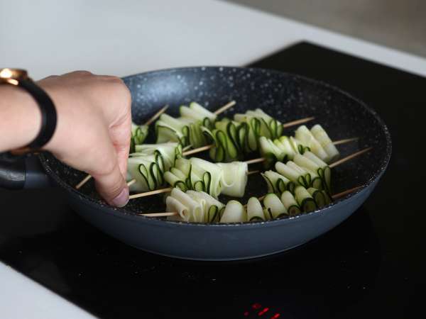 Кебап от тиквички с вкусен, пикантен азиатски сос - Подготовка стъпка 5