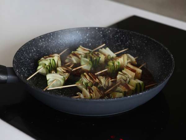 Кебап от тиквички с вкусен, пикантен азиатски сос - Подготовка стъпка 6