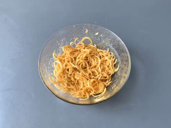 Хрупкав лук във фритюрника, супер хрупкав и вкусен - Подготовка стъпка 4