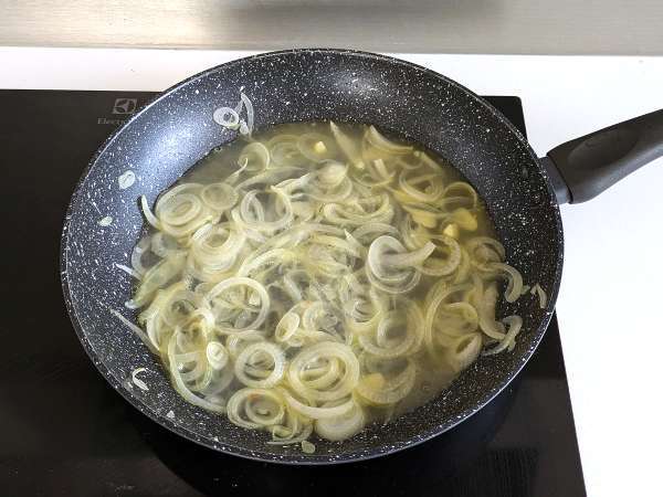 Кремообразна паста с лук: вкусно и супер евтино първо ястие! - Подготовка стъпка 3