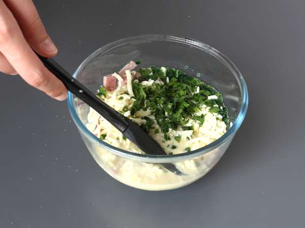 Какво да правим с тортилите Шунката, спанакът и моцарелата в гратена форма за торта с брънки - Подготовка стъпка 2