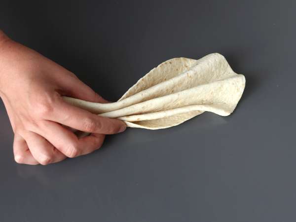 Какво да правим с тортилите Шунката, спанакът и моцарелата в гратена форма за торта с брънки - Подготовка стъпка 3