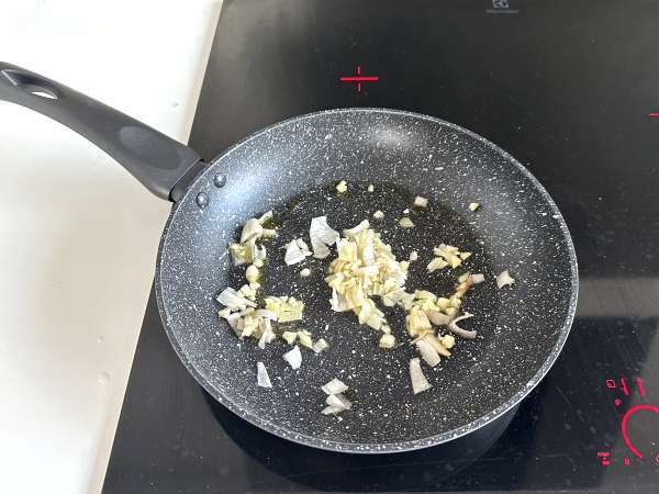 Хрупкави питки с риба тон във фритюрника: неустоимо предястие! - Подготовка стъпка 2