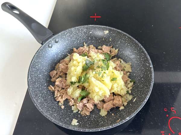 Хрупкави питки с риба тон във фритюрника: неустоимо предястие! - Подготовка стъпка 3