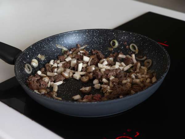 Как се приготвя разтворима юфка? Бърза рецепта с говеждо месо и гъби! - Подготовка стъпка 8