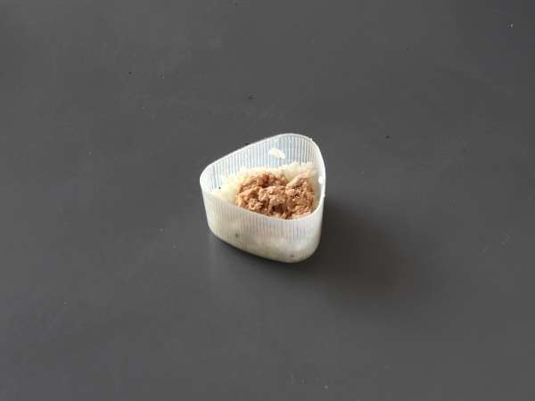 Онигири с риба тон, малкият японски триъгълен сандвич с ориз - おにぎり - Подготовка стъпка 6