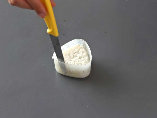 Онигири с риба тон, малкият японски триъгълен сандвич с ориз - おにぎり - Подготовка стъпка 8