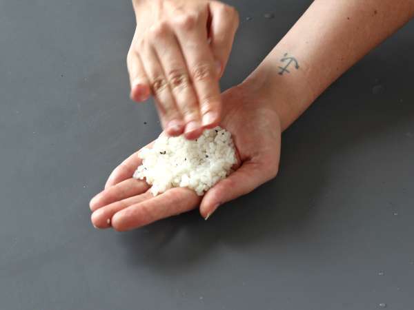 Онигири с риба тон, малкият японски триъгълен сандвич с ориз - おにぎり - Подготовка стъпка 11