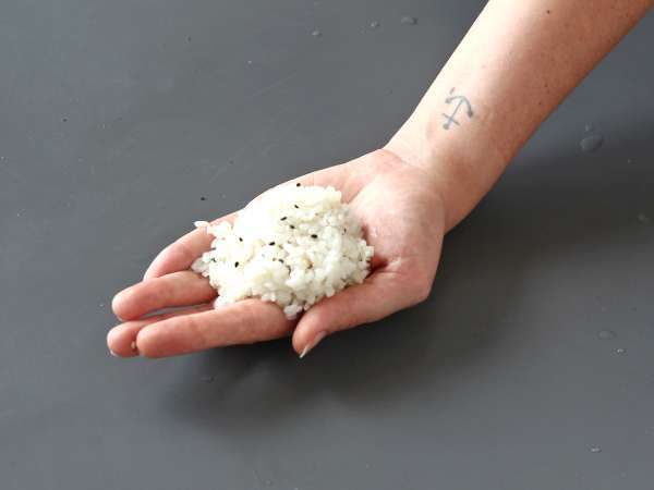 Онигири с риба тон, малкият японски триъгълен сандвич с ориз - おにぎり - Подготовка стъпка 12