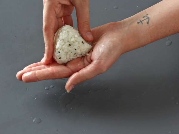 Онигири с риба тон, малкият японски триъгълен сандвич с ориз - おにぎり - Подготовка стъпка 13