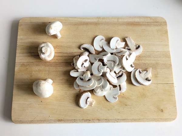 Кремообразна паста с гъби и колбаси - Подготовка стъпка 1