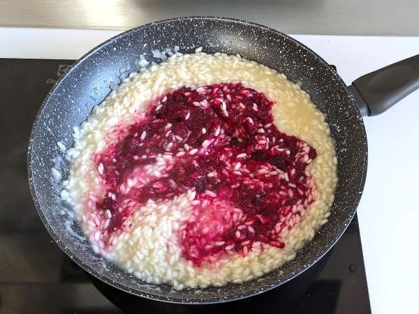 Ризото с цвекло и горгонзола: експлозия от цветове и наситени вкусове - Подготовка стъпка 6