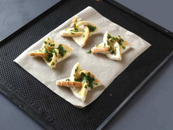 Чеснов хляб тип звезда с хляб за сандвичи - Подготовка стъпка 12