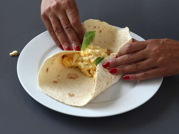 Меко и суперпротеиново обвиване с яйца и фета - Подготовка стъпка 7