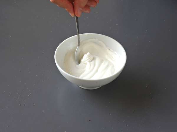 Яйца по турски на основата на кисело мляко с пикантно масло - çilbir - Подготовка стъпка 1