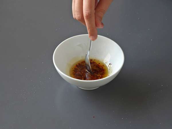 Яйца по турски на основата на кисело мляко с пикантно масло - çilbir - Подготовка стъпка 2