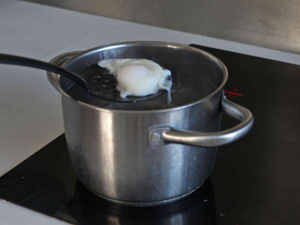 Яйца по турски на основата на кисело мляко с пикантно масло - çilbir - Подготовка стъпка 4