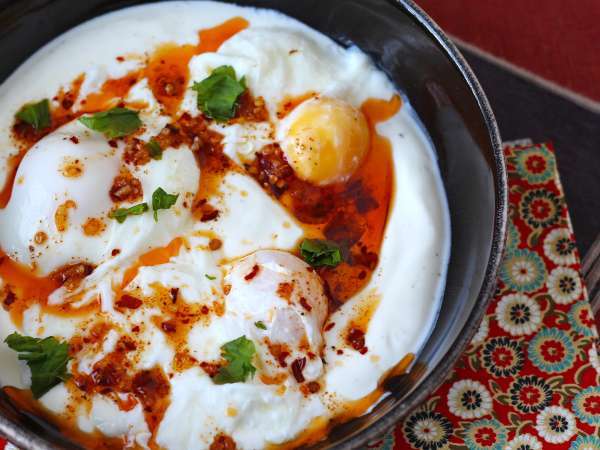 Яйца по турски на основата на кисело мляко с пикантно масло - çilbir - Подготовка стъпка 5