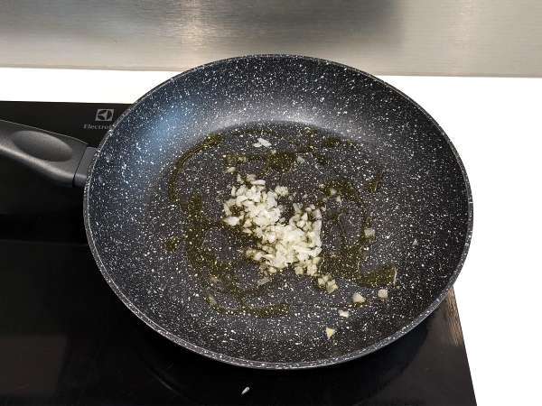 Паста с бекон: лесна, евтина и кремообразна - Подготовка стъпка 1