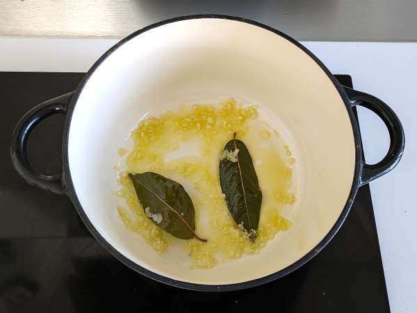 Паста със сос от колбаси: просто ястие с наситен вкус - Подготовка стъпка 2