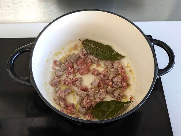 Паста със сос от колбаси: просто ястие с наситен вкус - Подготовка стъпка 3