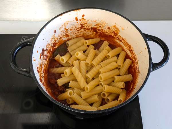Паста със сос от колбаси: просто ястие с наситен вкус - Подготовка стъпка 7