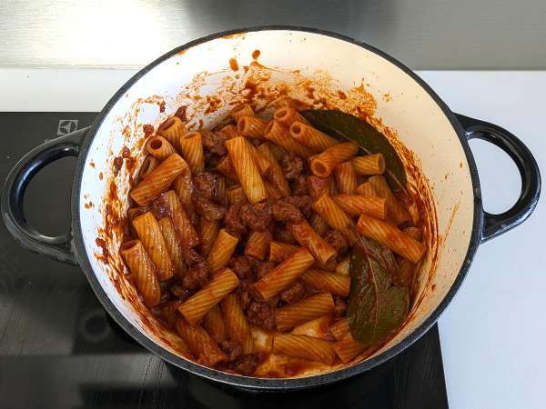 Паста със сос от колбаси: просто ястие с наситен вкус - Подготовка стъпка 8