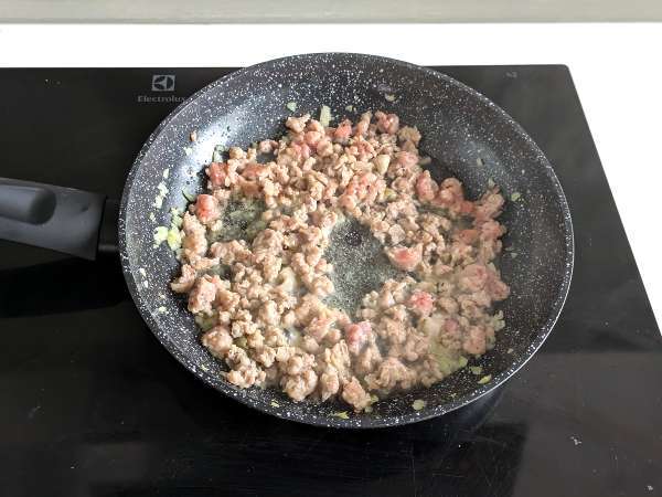 Канелони с гъби и колбаси: богато и вкусно първо ястие - Подготовка стъпка 6