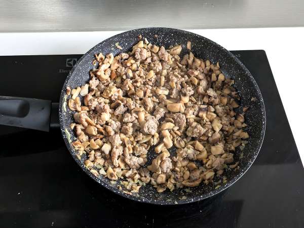 Канелони с гъби и колбаси: богато и вкусно първо ястие - Подготовка стъпка 7