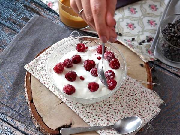 Купа Skyr с червени плодове, фъстъчено масло и шоколад - Подготовка стъпка 2