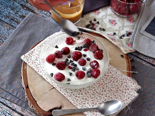 Купа Skyr с червени плодове, фъстъчено масло и шоколад - Подготовка стъпка 3