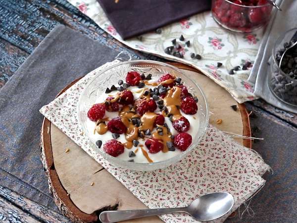 Купа Skyr с червени плодове, фъстъчено масло и шоколад - Подготовка стъпка 4