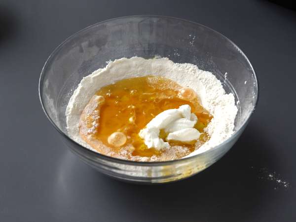 Сладкиш с шунка, маслини и сушени домати със скайр - Подготовка стъпка 2