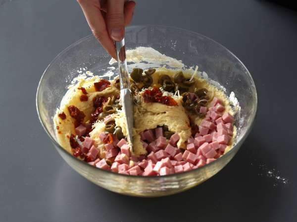 Сладкиш с шунка, маслини и сушени домати със скайр - Подготовка стъпка 3