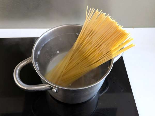 Spaghetti al fuoco di Bacco: паста с червено вино, която носи нещо специално на масата - Подготовка стъпка 2