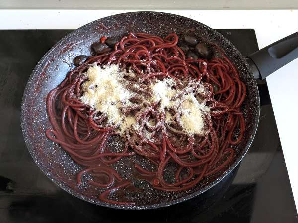 Spaghetti al fuoco di Bacco: паста с червено вино, която носи нещо специално на масата - Подготовка стъпка 5
