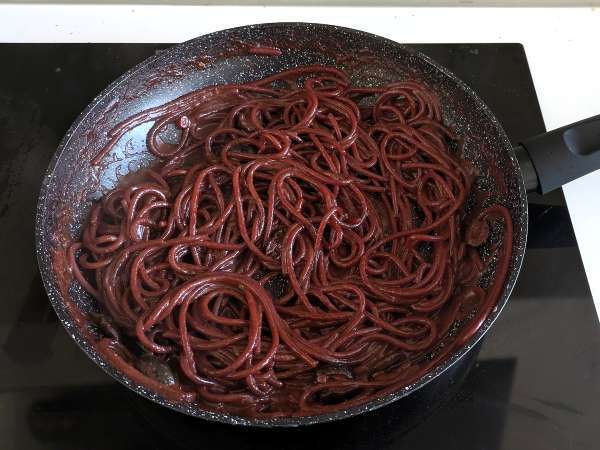 Spaghetti al fuoco di Bacco: паста с червено вино, която носи нещо специално на масата - Подготовка стъпка 6