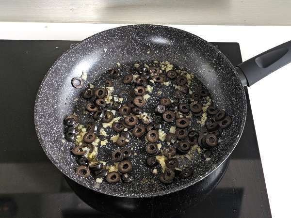 Паста със сос от маслини: евтина, вкусна и лесна за приготвяне! - Подготовка стъпка 2