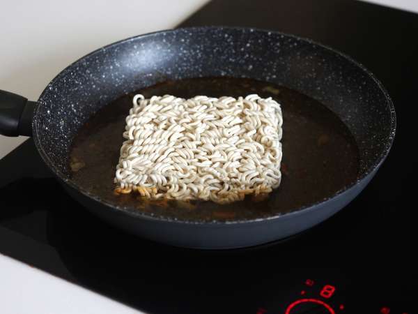 Как се приготвя булдак хабанеро лайм нудълс, рецепта с мариновано пилешко месо! - Подготовка стъпка 8