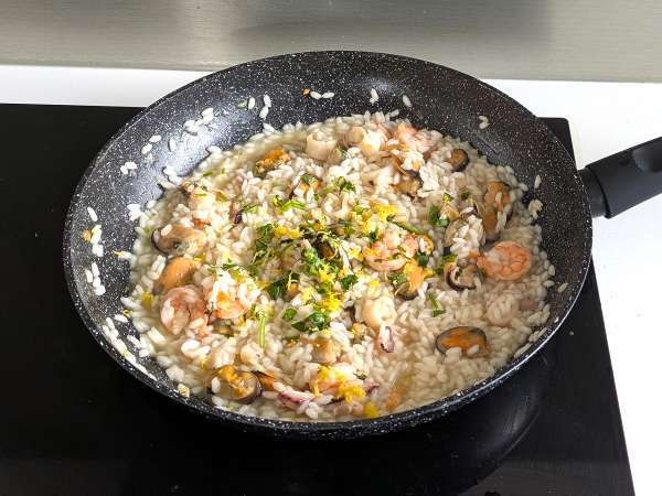 Замразено ризото с морски дарове: идеалното решение за бързо и вкусно - Подготовка стъпка 8