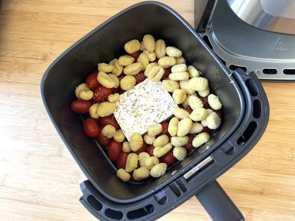 Печени ньоки с фета с Airfryer - супер бързо ястие с чери домати и фета! - Подготовка стъпка 2