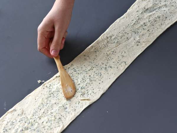 Круфини, комбинация от кроасан и кифла, в този случай осолени с пармезан и моцарела. - Подготовка стъпка 2