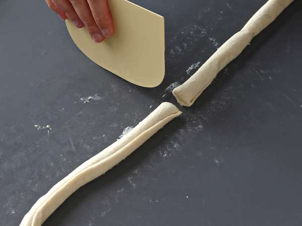 Круфини, комбинация от кроасан и кифла, в този случай осолени с пармезан и моцарела. - Подготовка стъпка 3