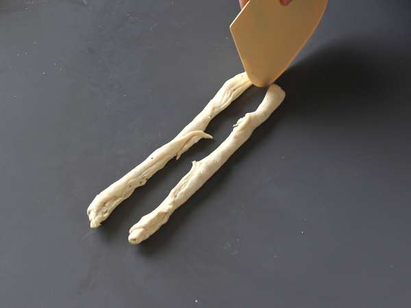 Круфини, комбинация от кроасан и кифла, в този случай осолени с пармезан и моцарела. - Подготовка стъпка 4