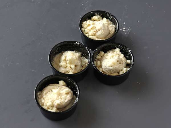 Круфини, комбинация от кроасан и кифла, в този случай осолени с пармезан и моцарела. - Подготовка стъпка 6