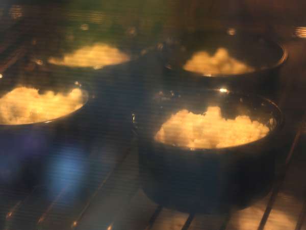 Круфини, комбинация от кроасан и кифла, в този случай осолени с пармезан и моцарела. - Подготовка стъпка 7