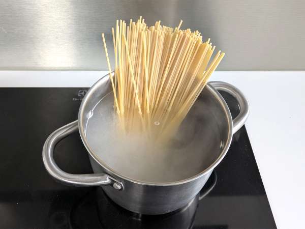 Спагети aglio, olio e peperoncino: ястието в последната минута на италианската традиция - Подготовка стъпка 1