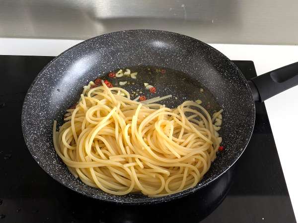 Спагети aglio, olio e peperoncino: ястието в последната минута на италианската традиция - Подготовка стъпка 6