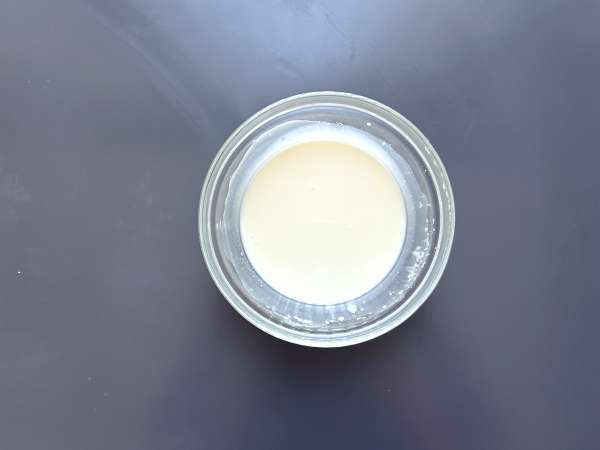 Мляко, изпържено на въздух във фритюрник. Традиционният десерт с по-малко масло и същия вкус, както винаги. - Подготовка стъпка 3